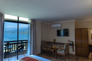 Deluxe-Doppel- oder -Zweibettzimmer, Seeblick | 1 Schlafzimmer, Daunenbettdecken, Zimmersafe, individuell eingerichtet