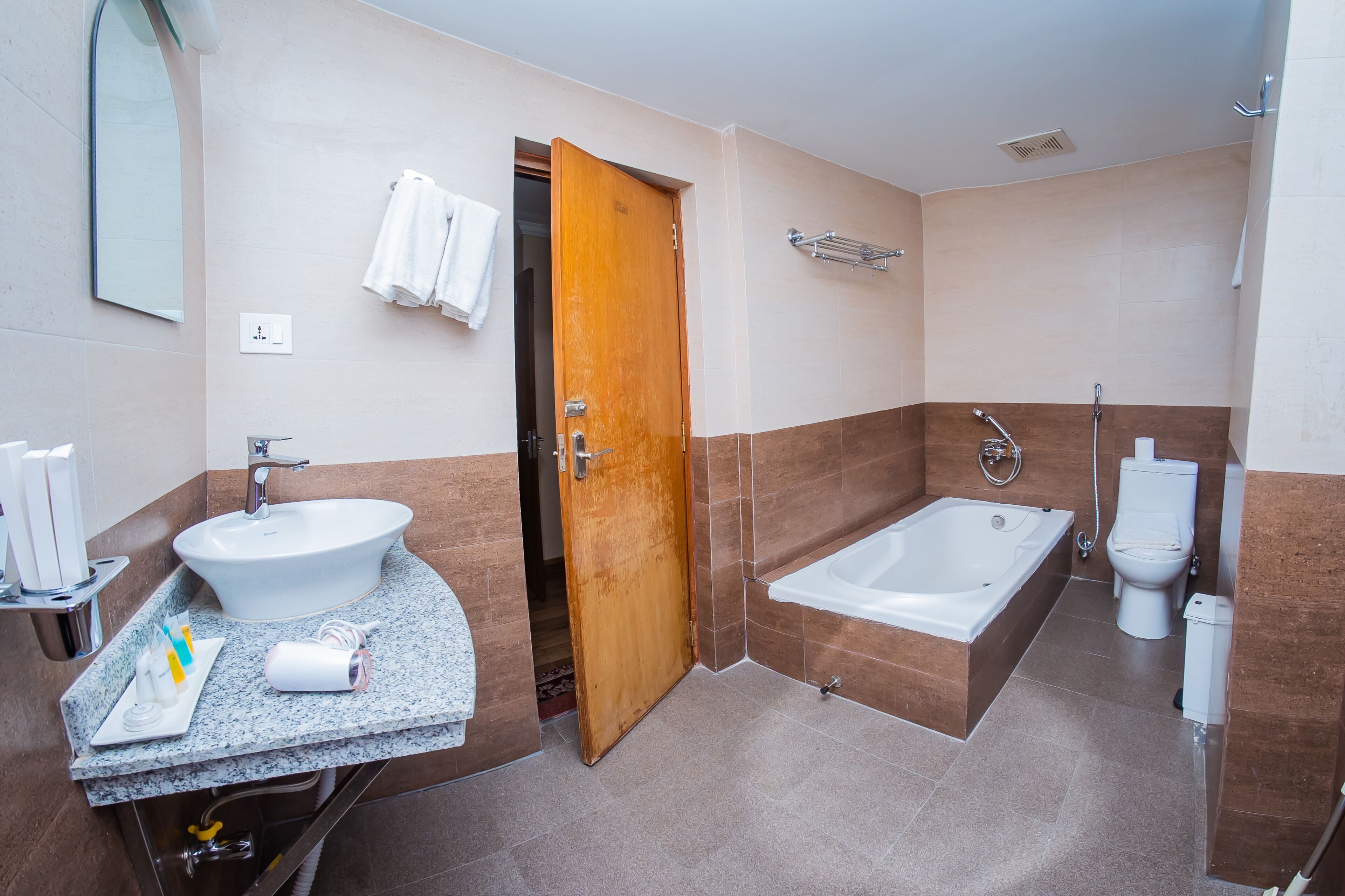 Ein modernes Badezimmer mit Waschbecken, Badewanne und Toilette.