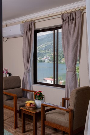 Deluxe-Doppel- oder -Zweibettzimmer, Seeblick | 1 Schlafzimmer, Daunenbettdecken, Zimmersafe, individuell eingerichtet