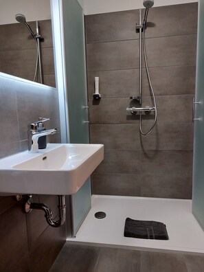 Economy Twin Room, Accessible, Ensuite (Etagenbett -1- Hamburg) | Bathroom | Shower, hair dryer, towels - Gasthaus Goldener Stern (Dorfprozelten)