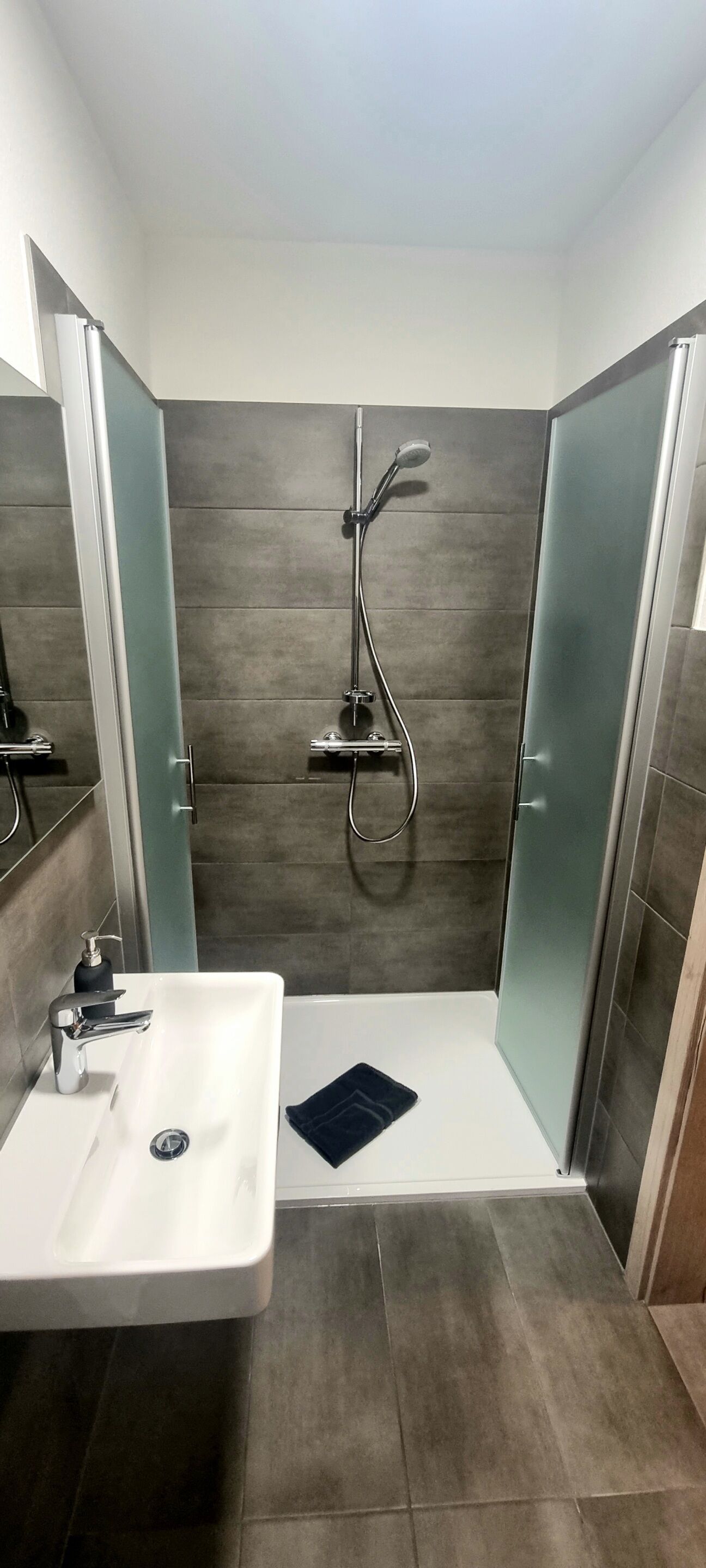 Economy-Zweibettzimmer, barrierefrei, mit Bad (Etagenbett -1- Hamburg) | Badezimmer | Dusche, Haartrockner, Handtücher