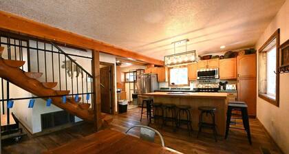 *New Listing* | Sleeps 12 | 25 Miles to Yellowstone! | Hot Tub