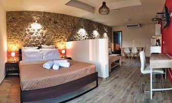 Deluxe Studio | Living area | Flat-screen TV