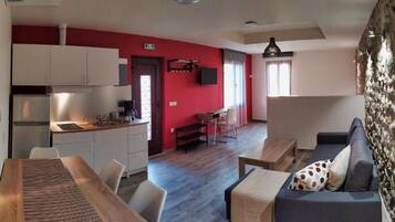 Deluxe Studio | Individually decorated, individually furnished, desk, blackout drapes