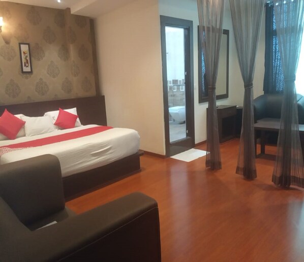 Desk, free WiFi, bed sheets - Hotel Samanvi International (Belur)