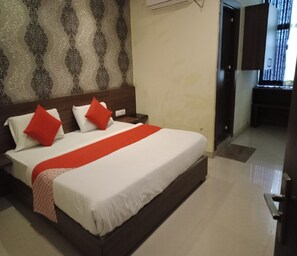 Desk, free WiFi, bed sheets - Hotel Samanvi International (Belur)