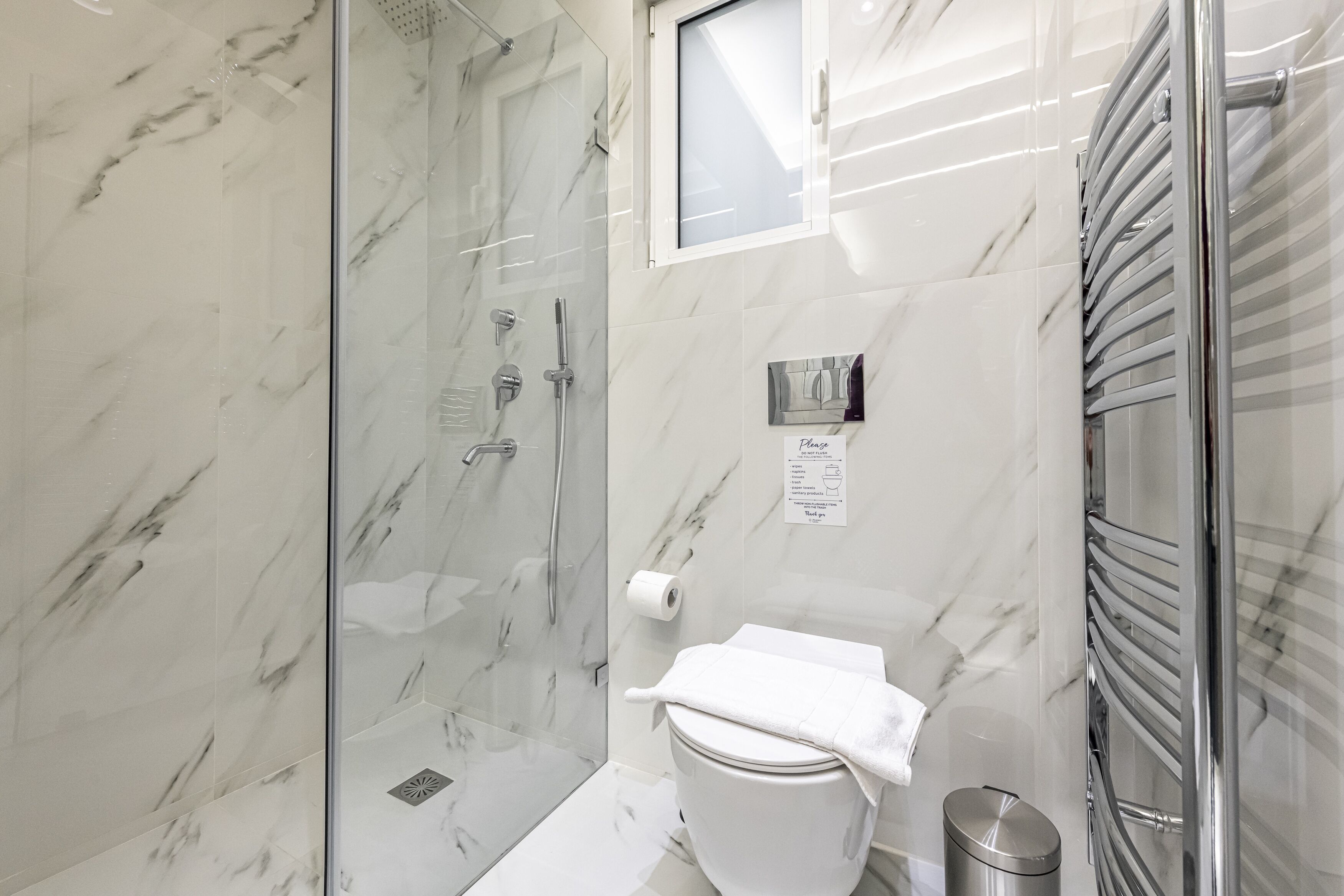 Departamento de lujo | Baño | Regadera, amenidades de baño gratuitas, toallas, jabón 