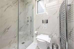 Luxury Apartment | Bathroom | Shower, free toiletries, towels, soap