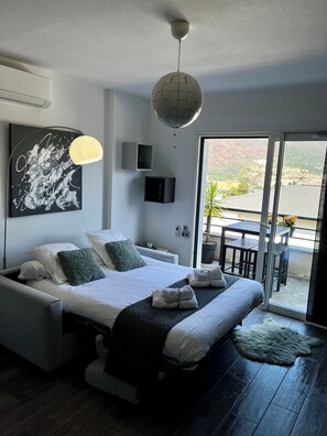 1 slaapkamer, een bureau, een strijkplank/strijkijzer, wifi