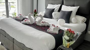 1 slaapkamer, een bureau, een strijkplank/strijkijzer, wifi