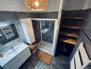 Dusche, Haartrockner, Handtücher, Seife