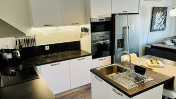 Een koelkast, een microgolfoven, een oven, een kookplaat