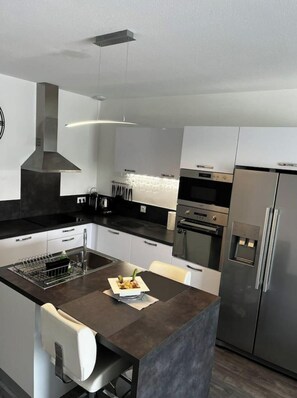 Een koelkast, een microgolfoven, een oven, een kookplaat