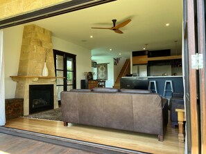 TV connectée, cheminée, table de tennis de table