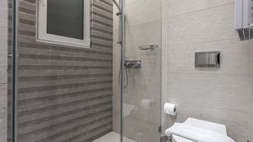 Luxury Apartment | Bathroom | Shower, free toiletries, hair dryer, towels