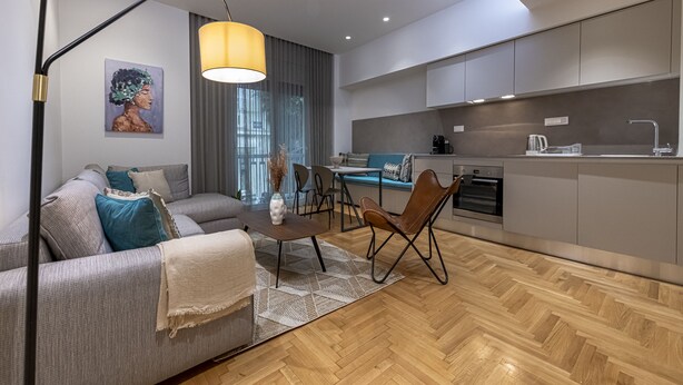 Un appartement moderne comprenant un salon, un coin repas et une cuisine.