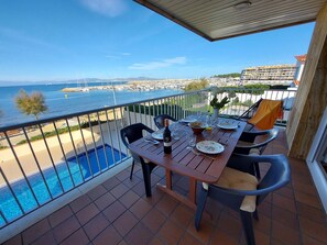 Outdoor dining - Apartment in an exceptional location with sea view! (L'Escala)