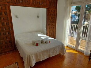 3 bedrooms, travel crib, free WiFi, bed sheets - Apartment in an exceptional location with sea view! (L'Escala)