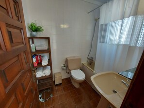 Bathtub, towels, toilet paper - Apartment in an exceptional location with sea view! (L'Escala)