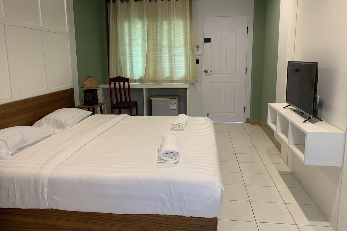 Standard Room, 1 Queen Bed | 1 bedroom, desk, free WiFi, bed sheets