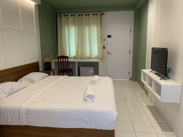Standard Room, 1 Queen Bed | 1 bedroom, desk, free WiFi, bed sheets