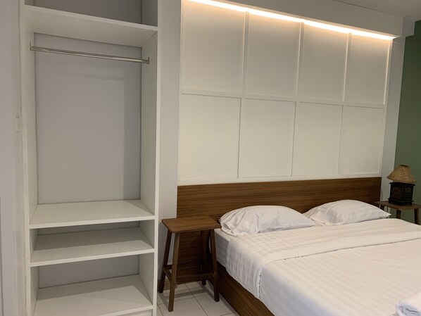 Standardzimmer, 1 Queen-Bett | 1 Schlafzimmer, Schreibtisch, kostenloses WLAN, Bettwäsche