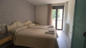 3 bedrooms, desk, travel cot, free WiFi