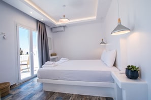 7 makuuhuonetta, tallelokero huoneessa, työpöytä, silitysrauta/-lauta