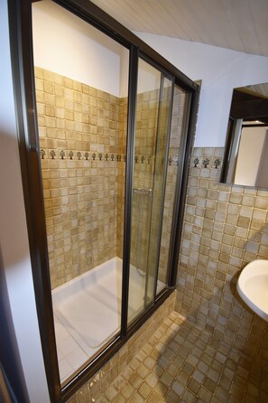 Combined shower/bathtub, hair dryer, towels - Charming house with shared heated swimming pool and landscaped park (Saint-Laurent-la-Vallée)