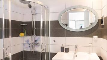 Villa (Renata) | Bathroom | Shower, free toiletries, hair dryer, towels