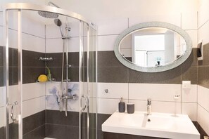 Villa (Renata) | Bathroom | Shower, free toiletries, hair dryer, towels - Villa Renata & Villa Filippos with private Plunge Pool by Konnect (Corfu)
