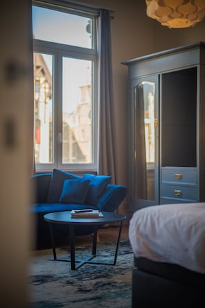 Ropa de cama de alta calidad, colchones Tempur-Pedic y escritorio