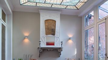 Daily continental breakfast (EUR 22 per person)