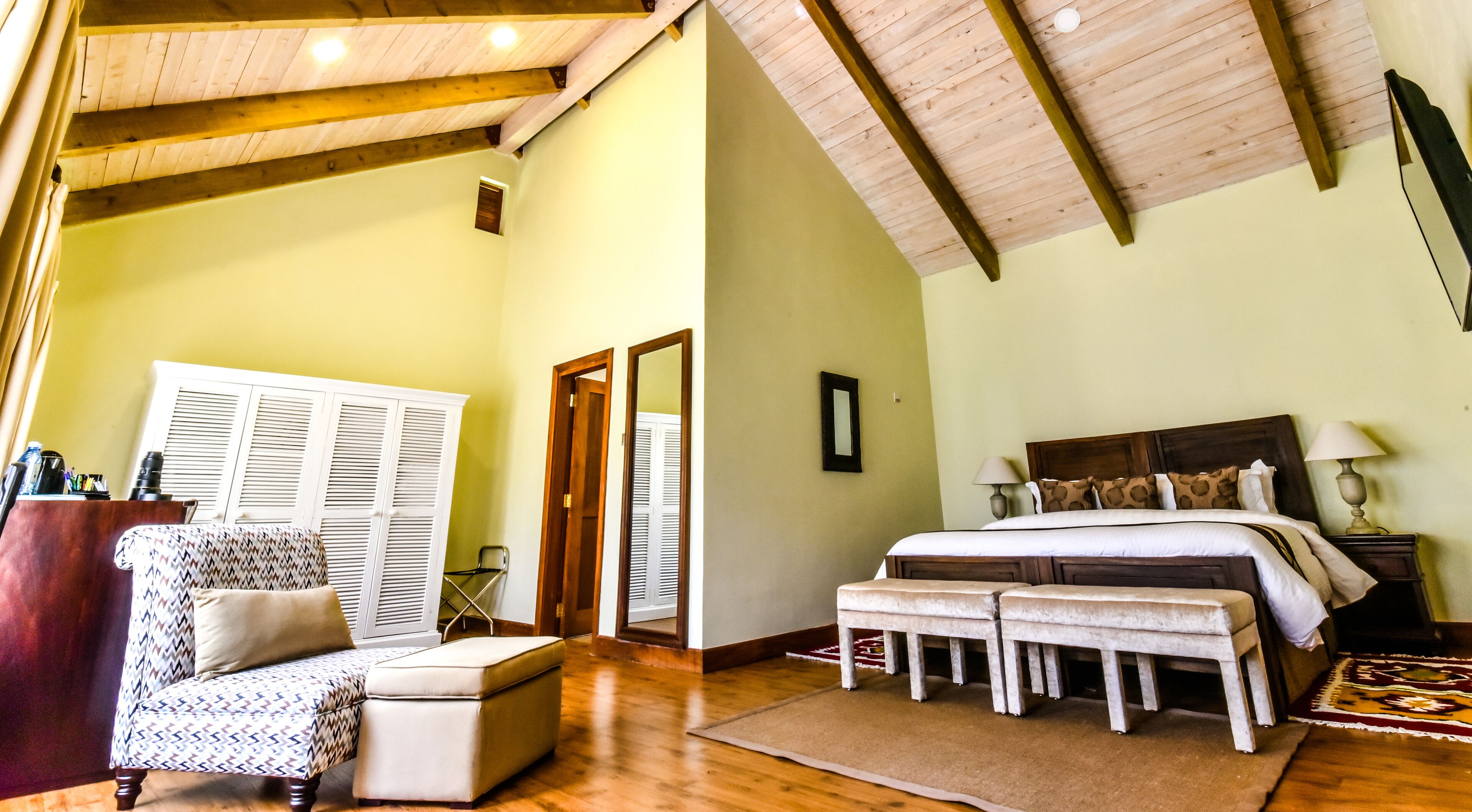 Ropa de cama de alta calidad, minibar, caja fuerte y escritorio