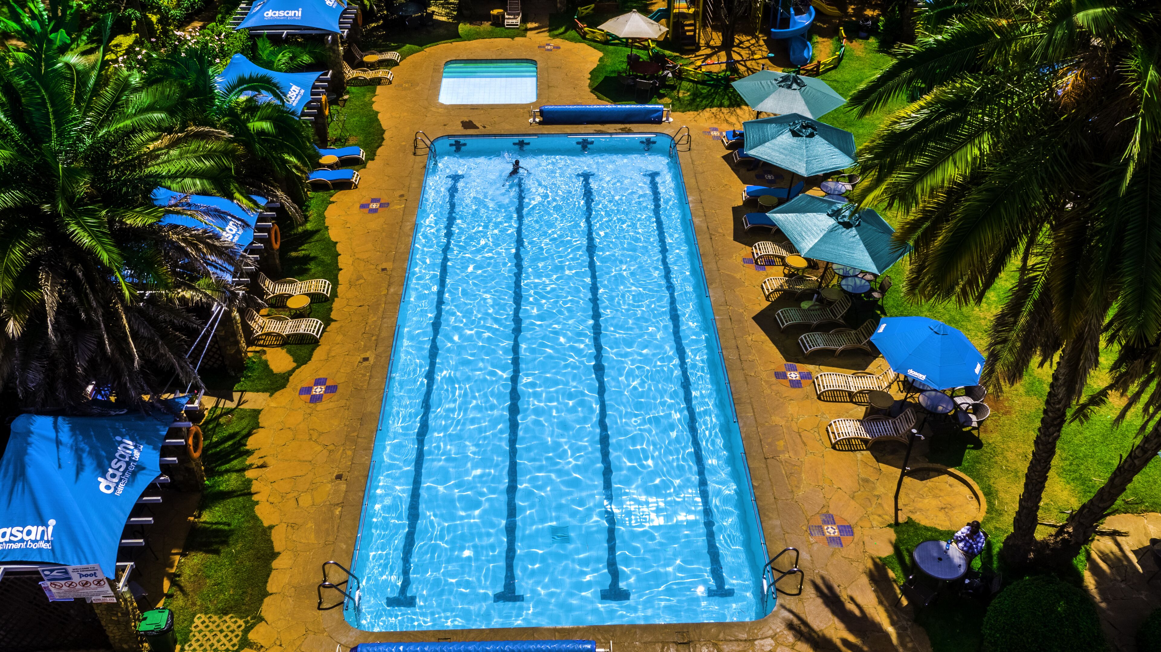 Una piscina al aire libre