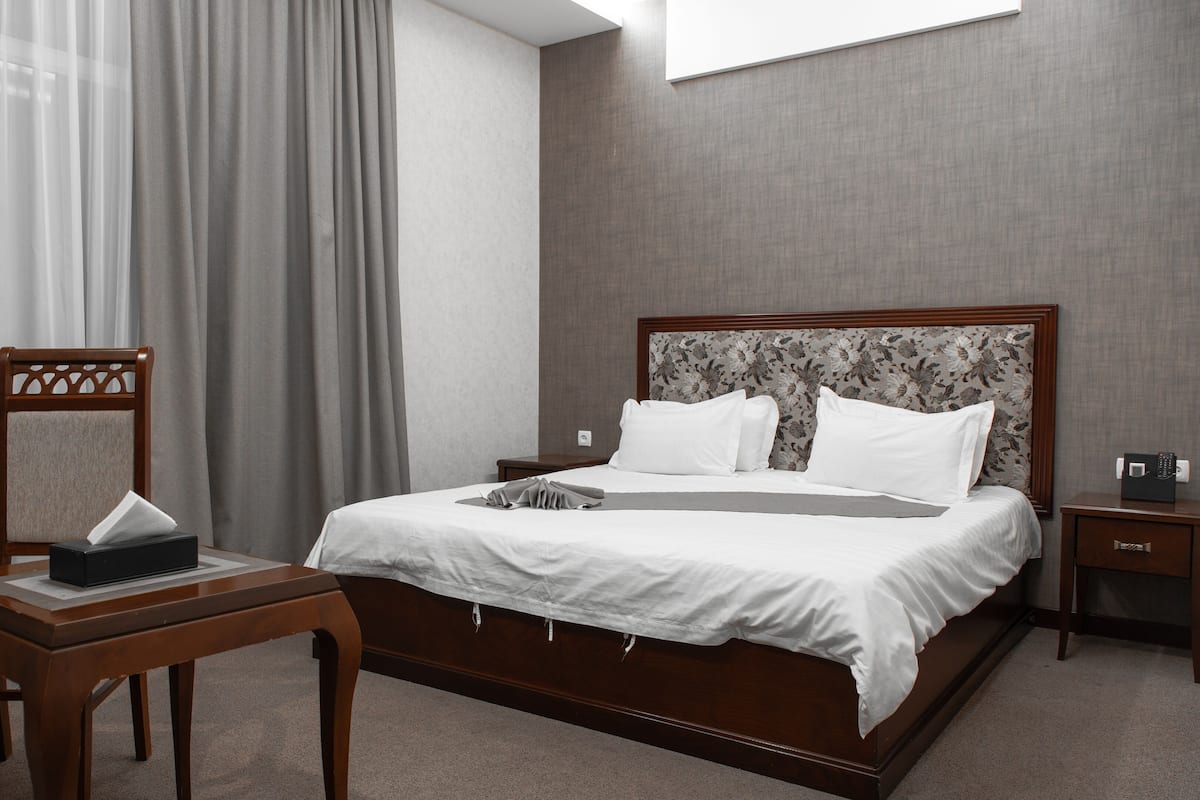 Standard Double Room | In-room safe, desk, soundproofing, WiFi (free)