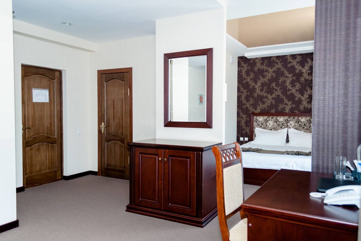 Traditional Suite | In-room safe, desk, soundproofing, WiFi (free)