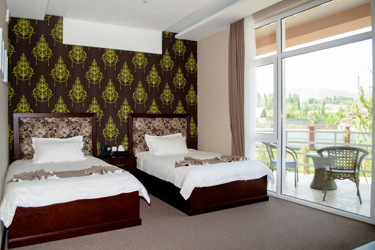 Standard Twin Room | In-room safe, desk, soundproofing, WiFi (free)