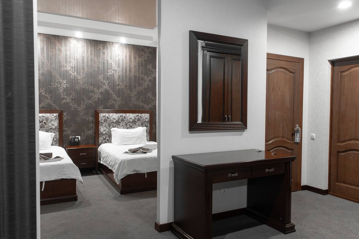 Traditional Suite | In-room safe, desk, soundproofing, WiFi (free)
