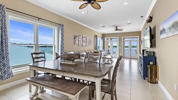 Comfort House, 4 Bedrooms, Balcony, Lagoon View | In-room dining