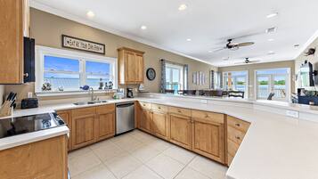 Comfort House, 4 Bedrooms, Balcony, Lagoon View | Private kitchen | Fridge, microwave, oven, stovetop