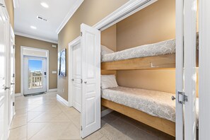 Casa Confort, 4 habitaciones, balcón, vista a la laguna | 4 habitaciones, decoración personalizada y muebles diferentes