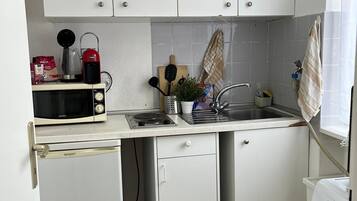 Kühlschrank, Mikrowelle, Wasserkocher mit Kaffee-/Teezubehör