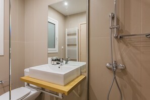 Standardlejlighed | Badeværelse | Gratis toiletartikler, hårtørrer, håndklæder, Sæbe