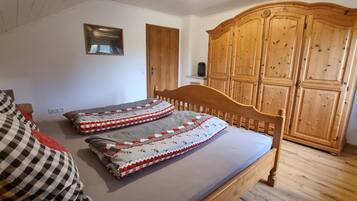 4 bedrooms, desk, iron/ironing board, travel cot