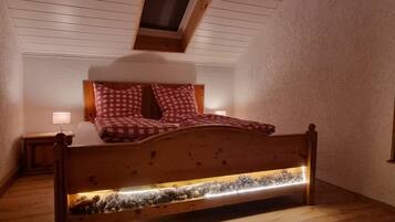 4 makuuhuonetta, työpöytä, silitysrauta/-lauta, vauvan matkasänky