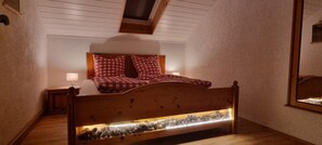 4 makuuhuonetta, työpöytä, silitysrauta/-lauta, vauvan matkasänky