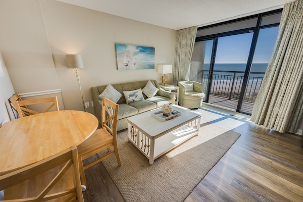 Living Room with Stunning Views🌊☀️
