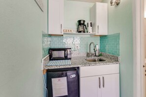 Réfrigérateur, four à micro-ondes, surface de cuisson, lave-vaisselle