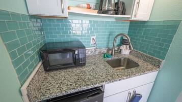 Geladeira, micro-ondas, cafeteira/chaleira, torradeira